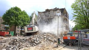 27-5-2016 Nuujs.nl  De sloop van het flatgebouw is in volle gang