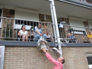 Leuke bingactie voor aantal ouderen in Heksenberg-Pronsebroek 23 mei 2020DSCF3266 (1)