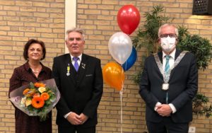 Foto Paul Henen en loco burgemeester Peter van Zutphen