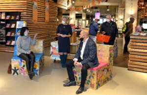 Foto onthulling eerste praatstoelen Hub.