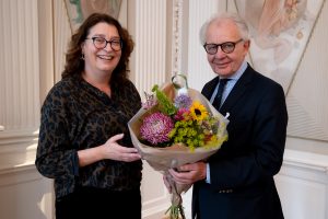 10.02.2023- overhandiging bloemen Jean Jacobs door Klaartje Peters(c) JPGeusens