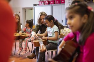 Azc-jongeren-volgen-gitaarworkshop