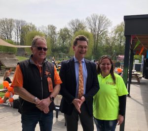 Burgemeester in speeltuin Heksenpretje op Koningsdag 27 april kopiëren
