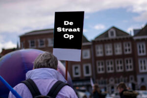 De straat op